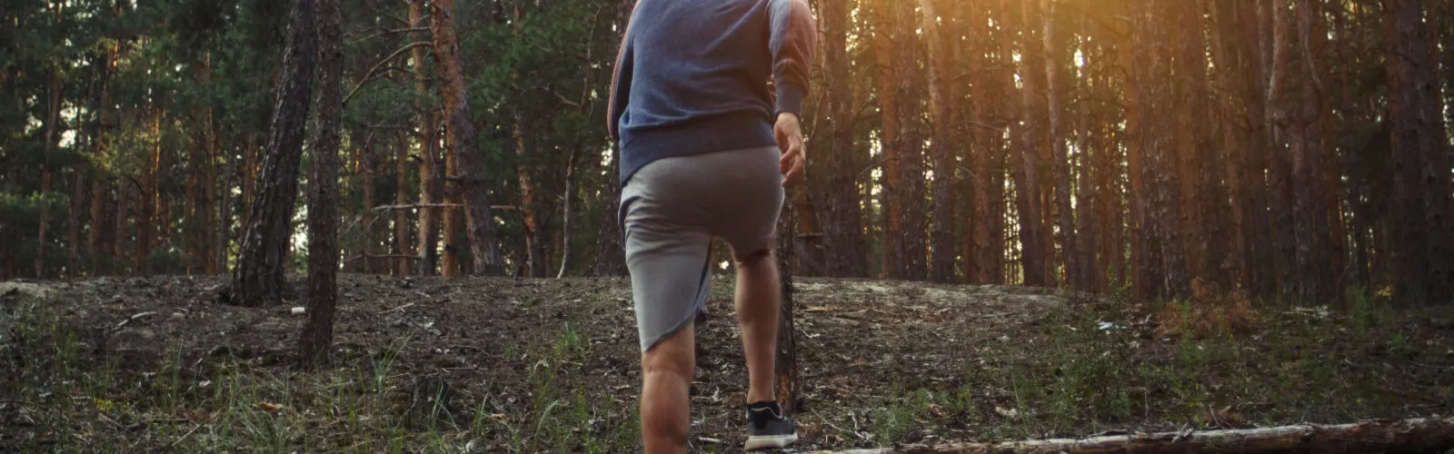 Ein Mann beim Hügellauf in natürlichem Terrain