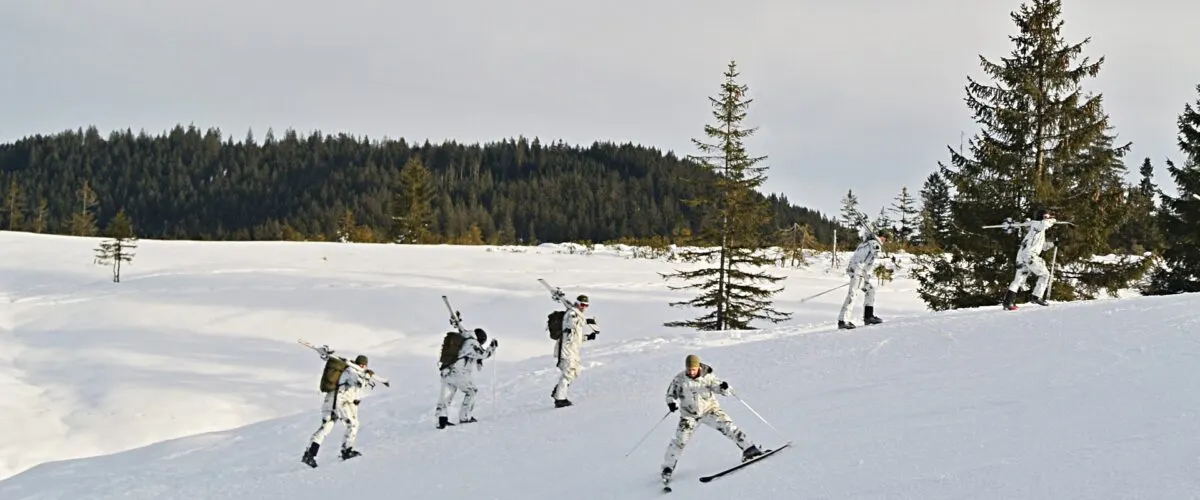 Militärs beim Training in verschneiter Landschaft