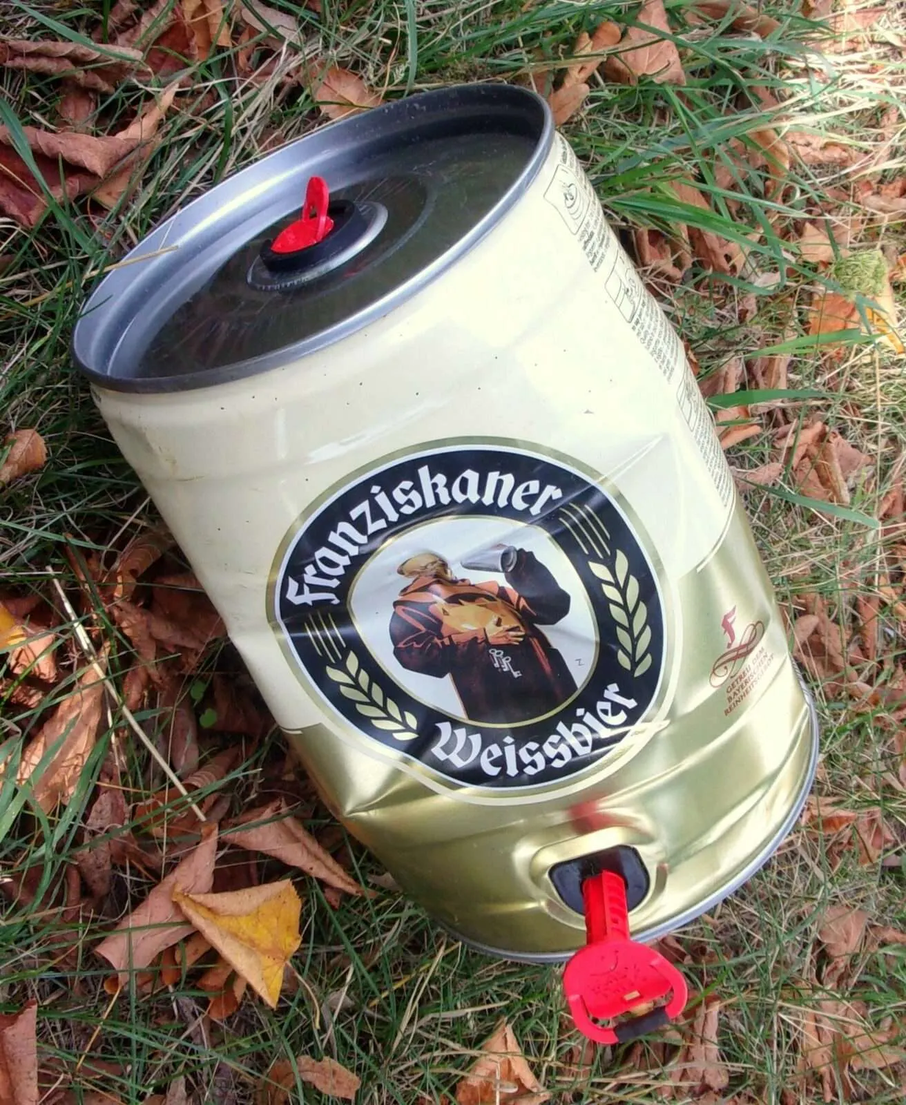 Ein altes Bierfass aus Metall mit Ventil wird im Handumdrehen zu einer Survival-Dusche umfunktioniert.