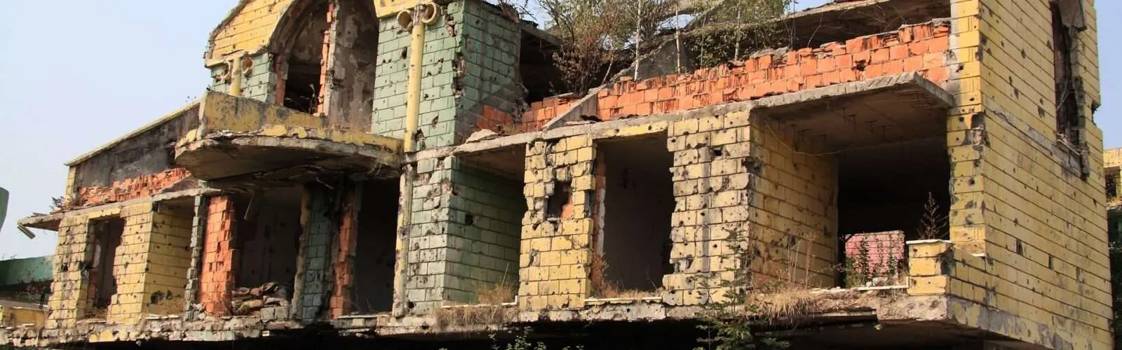 Ein zerschossenes und beschädigtes Gebäude in Sarajevo