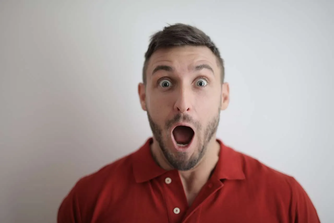 Mann mit erschrockenem oder überraschtem Gesichtsausdruck