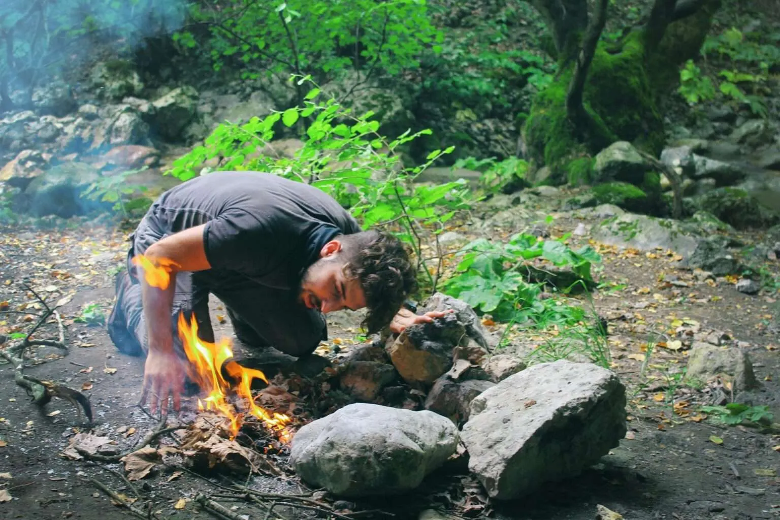 Mann mach Lagerfeuer Outdoor Wildnis Überleben in der Natur Survival Skills Tipps