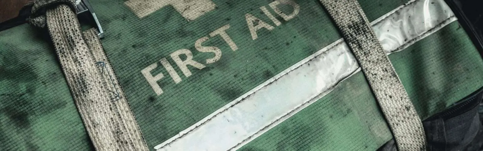 Ein grünes EDC Erste Hilfe Set für Survival und Krisenvorbereitung, zur Behandlung von Verletzungen, Unfällen oder Versorgung kleiner Wunden