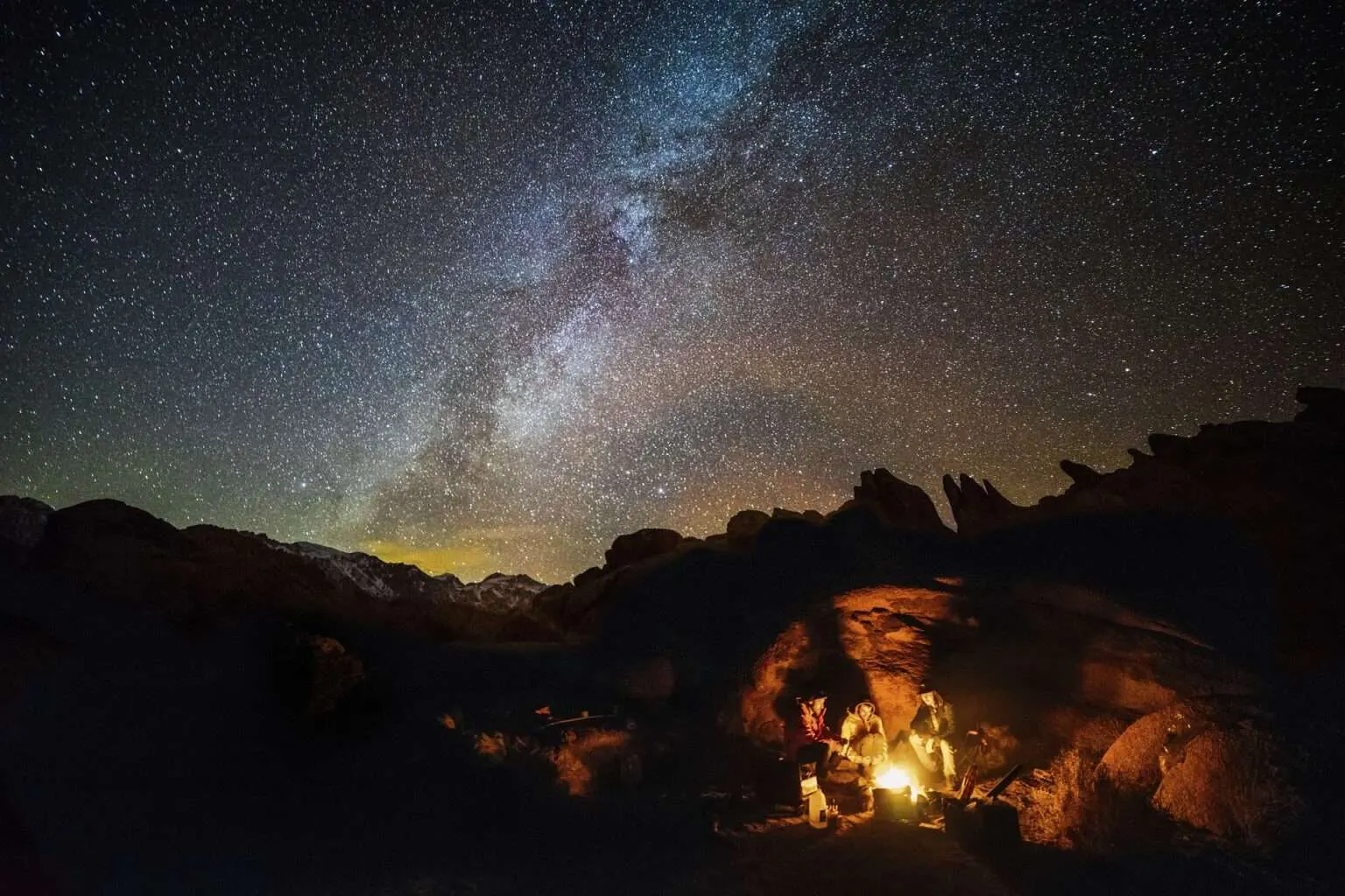 Survival Lagerplatz hinter einem Felsvorsprung in der Nacht mit klarem Sternenhimmel