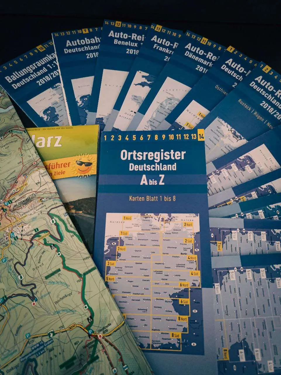 Gestapeltes Kartenmaterial vom ortsregister bis hin zu topografischen Landkarten für die taktische Nutzung in Krisenzeiten