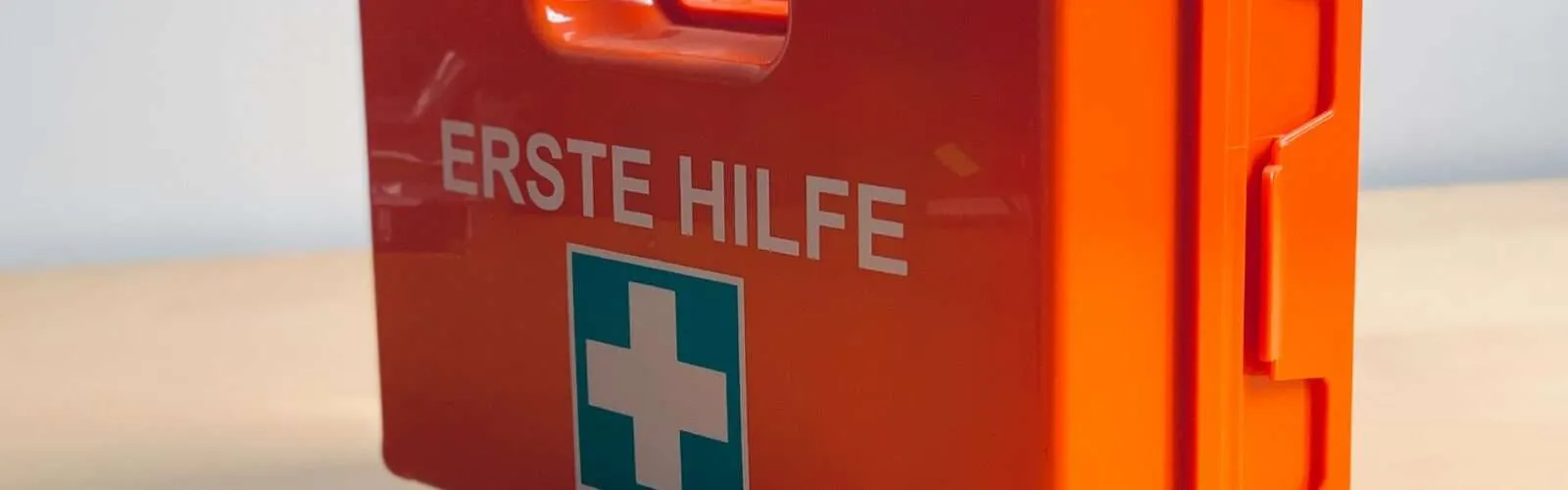 Ein Erste Hilfe Set in orangefarbener, bruch- und wasserdichter Box für Notfälle und Bug-Out.