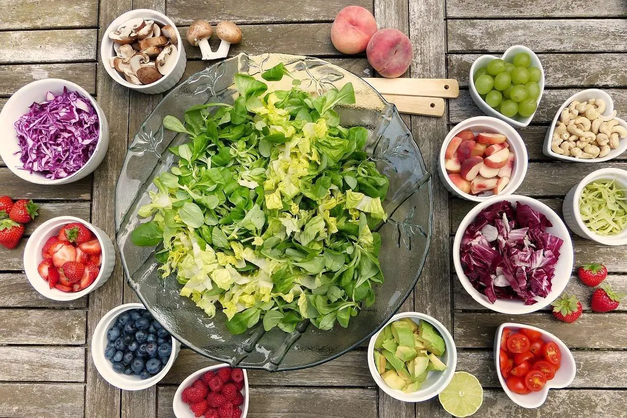 Unterschiedliche frische und gesunde Lebensmittel in kleinen Schalen angerichtet, die symbolisch für eine gesunde Ernährungsweise stehen und für deine Gesunderhaltung von unschätzbarem Wert sind