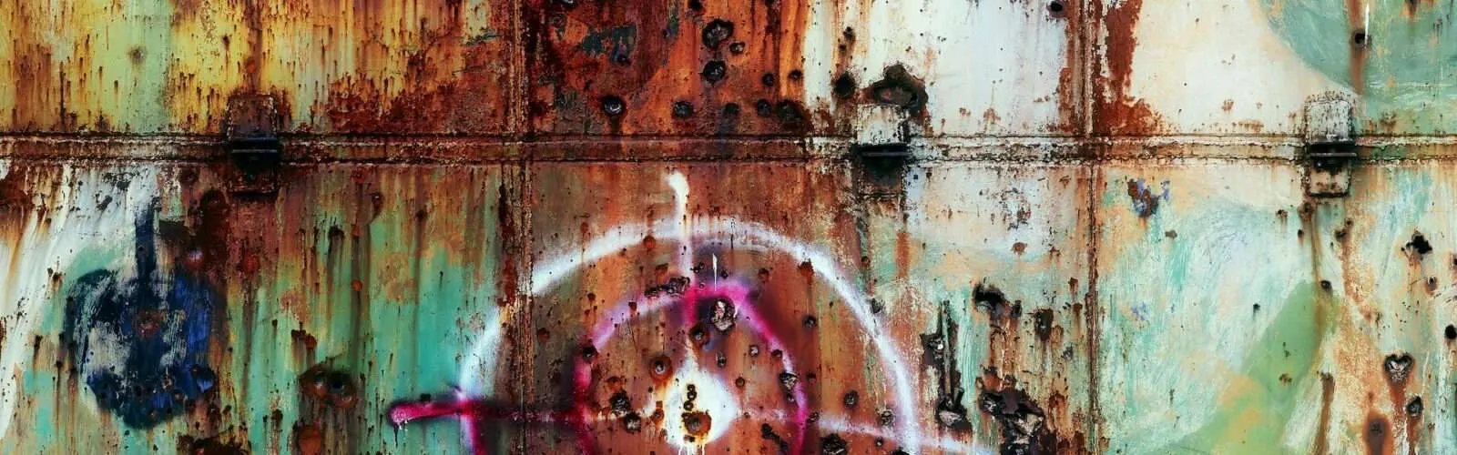 Eine rostige Wand eines Containers, auf dem eine Zielscheibe aufgemalt wurde